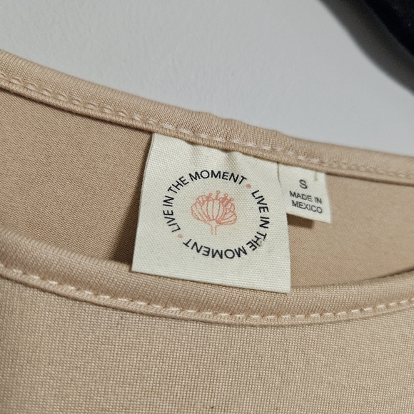 $5 WHEN BUNDLED 🍇 LIVE IN THE MOMENT Baby Tee Size Small - Picture 5 of 7